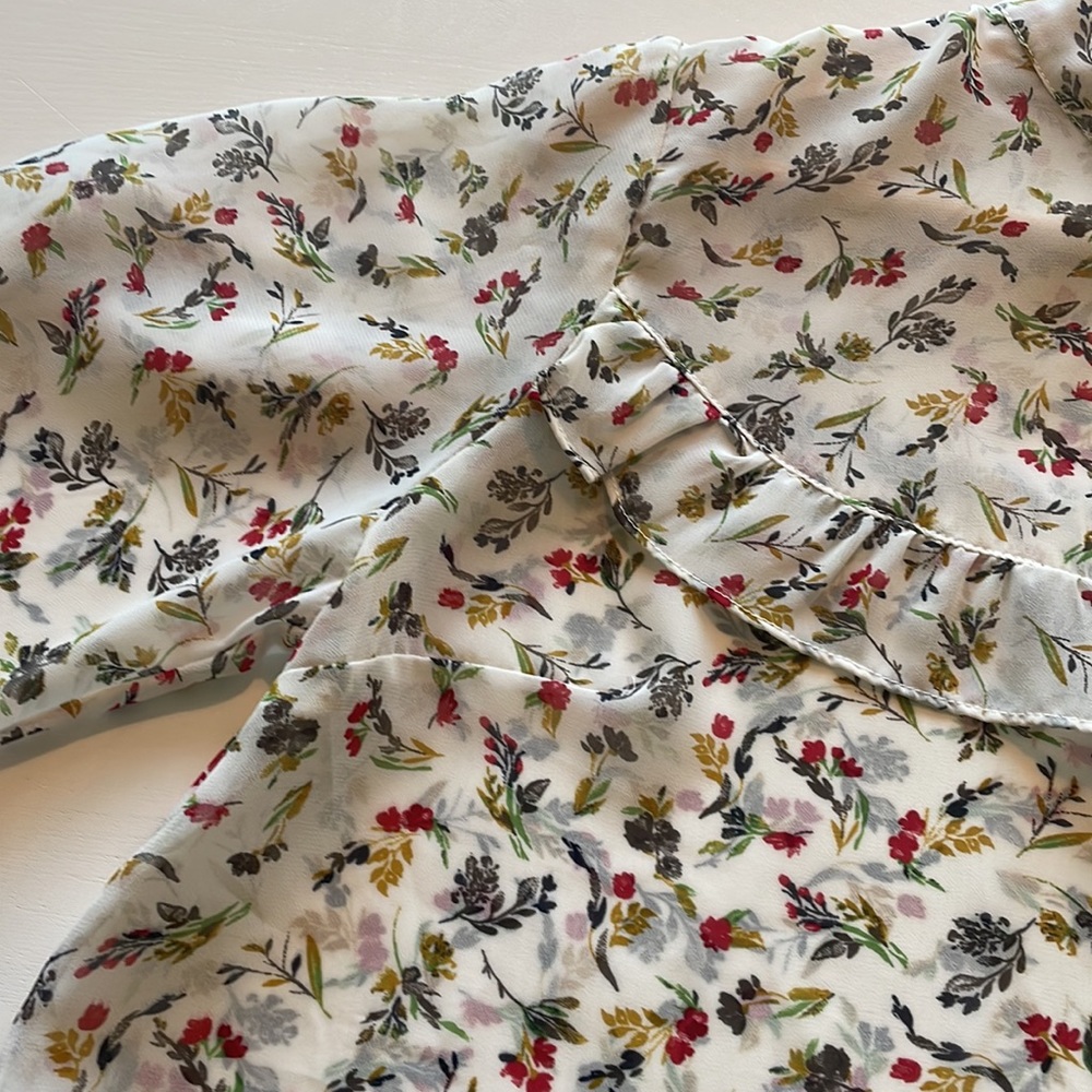 Bleuh ciel Ruffle Top - Picture 3 of 13